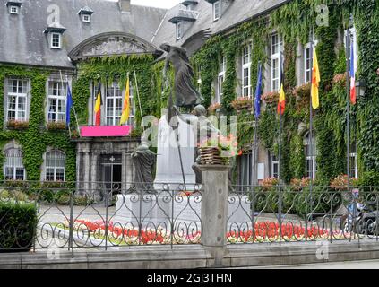 Dinant, Belgio, municipio con la guerra mondiale due monumento e bandiere degli stati europei Foto Stock