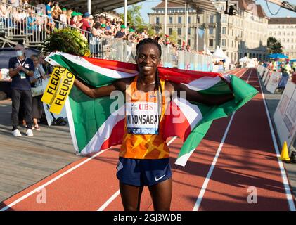 ZURIGO - SVIZZERA 8 SET 21: Francine Niyonsaba del Burundi festeggia la sua vittoria nella finale della Wanda Diamond League dei 5000m alla Sechseläutenplatz di Zurigo l'8 settembre 2021. Foto di Gary Mitchell/Alamy Live News Foto Stock