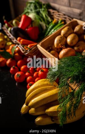 Mercato della frutta con vari colorata frutta fresca e verdura Foto Stock