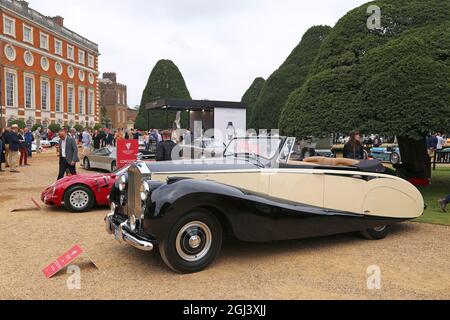 Rolls-Royce Silver Wraith Drophead Coupé (1953), Concours of Elegance 2021, Hampton Court Palace, Londra, Regno Unito, Europa Foto Stock