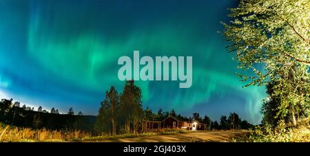 Aurora boreale sulla campagna in Lappland svedese. Uno dei posti migliori per vedere l'Aurora Borealis, luci verdi nel cielo Foto Stock