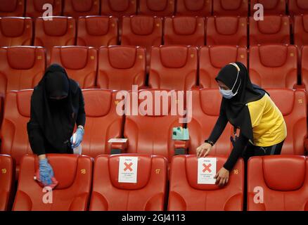 Kuala Lumpur, Malesia. 08 settembre 2021. Il personale del cinema ha visto sanitizzare e mettere i marcatori sui posti a sedere per garantire che l'allontanamento sociale sia aderente durante la preparazione alla riapertura del cinema in un centro commerciale di Kuala Lumpur. I cinema saranno autorizzati a riaprire per i film completamente vaccinati al 50 per cento di capacità di pubblico da Giovedi'. (Foto di Wong Fok Loy/SOPA Images/Sipa USA) Credit: Sipa USA/Alamy Live News Foto Stock