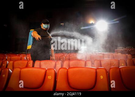 Kuala Lumpur, Malesia. 08 settembre 2021. Uno staff del cinema spruzza disinfettante durante la preparazione alla riapertura del cinema in un centro commerciale di Kuala Lumpur. I cinema potranno riaprirsi per i film vaccinati al 50% della capacità del pubblico a partire da giovedì. (Foto di Wong Fok Loy/SOPA Images/Sipa USA) Credit: Sipa USA/Alamy Live News Foto Stock