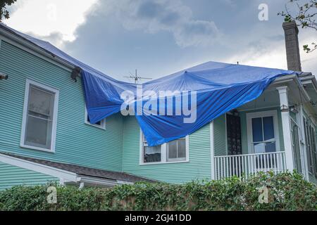 NEW ORLEANS, LA, Stati Uniti d'America - 7 SETTEMBRE 2021: Tarp blu sul tetto della casa danneggiata dall'uragano Ida Foto Stock