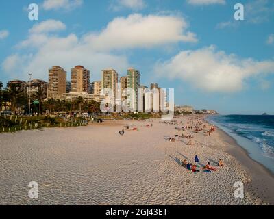 Una foto con droni della spiaggia barra da Tijuca a Rio de Janeiro, in Brasile, su sfondo cielo nuvoloso Foto Stock