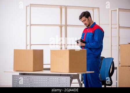 Giovane appaltatore in movimento concetto sul posto di lavoro Foto Stock