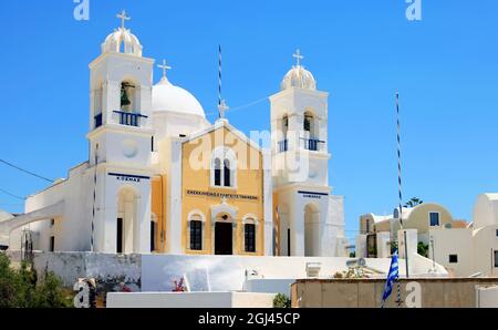 Una chiesa nel villaggio tradizionale di Megalochori a Santorini, Grecia. Foto Stock