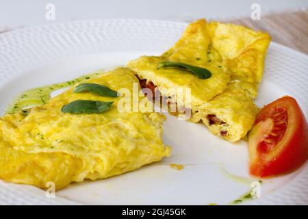 Colazione a buffet con formaggi, salsicce, frutta e omelette Foto Stock