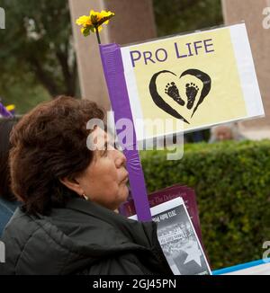 Austin, Texas, Stati Uniti. 26 gennaio 2013. Gli austriaci anti-aborto e pro-vita con i parrocchiani cattolici con il clero partecipano ad un raduno presso il Campidoglio del Texas ad Austin, Texas, il 12 gennaio 2012. (Credit Image: © Bob Daemmrich/ZUMA Press Wire) Foto Stock