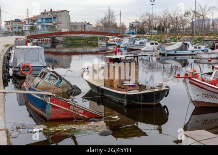 Piccole barche da pesca su un torrente tra la costa del Mar di Marmara e il lago di Kucukcekmece al punto di ingresso nel sud del canale di Istanbul, Turchia. Foto Stock