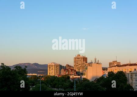 Nis, Serbia - 07 settembre 2021 Skyline della città di Nis al tramonto con una vista degli edifici in un giorno d'autunno Foto Stock