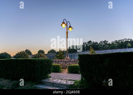 Nis, Serbia - 07 settembre 2021 Una bella lampada da strada in stile retrò illumina una serata autunnale in un parco nella città di Nis Foto Stock