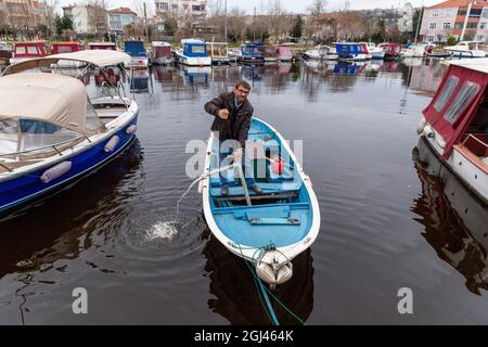 Piccole barche da pesca su un torrente tra la costa del Mar di Marmara e il lago di Kucukcekmece al punto di ingresso nel sud del canale di Istanbul, Turchia. Foto Stock