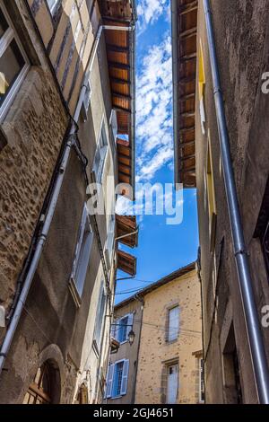 Vecchie case e tetti si trovano in una strada stretta a Saint-Léonard-de-Noblat, Haute-Vienne (87), Francia. Foto Stock