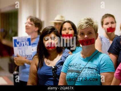 Austin, Texas, Stati Uniti. 12 gennaio 2012. Le folle su entrambi i lati dell'aborto arrivano al Campidoglio del Texas il 3 luglio 2013 per testimoniare o partecipare ai raduni come la Camera commissione per gli affari di Stato portare in su il disegno di legge di aborto noto come HB2 (Credit Image: © Bob Daemmrich/ZUMA Press Wire) Foto Stock