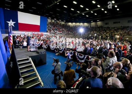 Austin, Texas, Stati Uniti. 3 ottobre 2013. Il senatore democratico dello stato del Texas WENDY DAVIS annuncia la sua candidatura per Governatore del Texas. Davis è stato filibistato per 11 ore a fine giugno contro un disegno di legge restrittivo sull'aborto al Senato. (Credit Image: © Bob Daemmrich/ZUMA Press Wire) Foto Stock