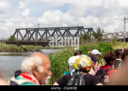 Un gruppo di ambientalisti sta camminando intorno alla riva del lago di Kucukcekmece a Istanbul, Turchia il 2 giugno 2018. Foto Stock