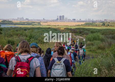 Un gruppo di ambientalisti sta camminando intorno alla riva del lago di Kucukcekmece a Istanbul, Turchia il 2 giugno 2018. Foto Stock