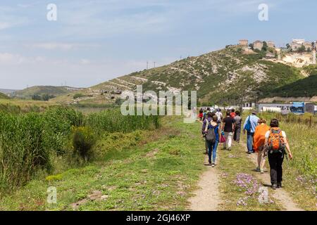 Un gruppo di ambientalisti sta camminando intorno alla riva del lago di Kucukcekmece a Istanbul, Turchia il 2 giugno 2018. Foto Stock