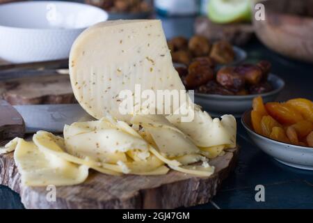 Colazione a buffet con formaggi, salsicce, frutta e omelette Foto Stock