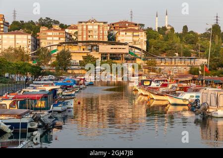 Piccole barche da pesca su un torrente tra la costa del Mar di Marmara e il lago di Kucukcekmece al punto di ingresso nel sud del canale di Istanbul, Turchia. Foto Stock