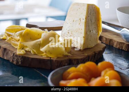 Colazione a buffet con formaggi, salsicce, frutta e omelette Foto Stock