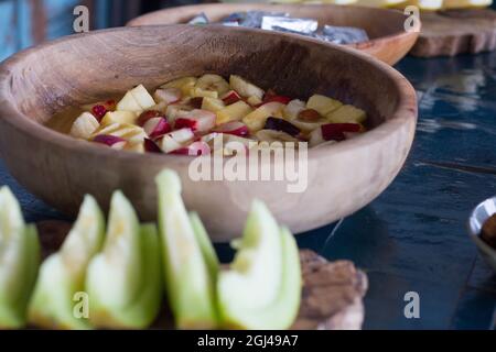 Colazione a buffet con formaggi, salsicce, frutta e omelette Foto Stock