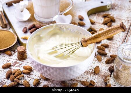 crema di mandorle noci utilizzata nell'eggnog di natale, ricetta cremosa bevanda di natale Foto Stock