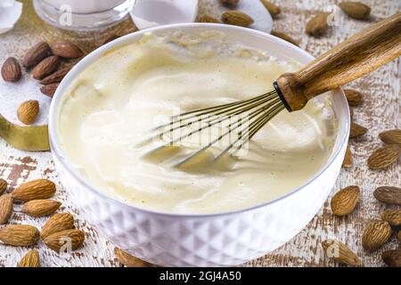 crema di mandorle noci utilizzata nell'eggnog di natale, ricetta cremosa bevanda di natale Foto Stock