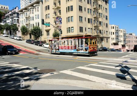 Una funivia su Stockton Street a San Francisco, California, USA; le funivie sono un punto di riferimento storico nazionale e un'icona e simbolo di San Francisco. Foto Stock