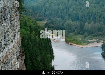 fiume di montagna tra rive boscose, vista dalla cima della scogliera, fiume Usva negli Urali medi, Russia Foto Stock