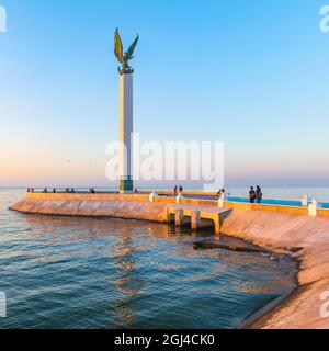 Molo o Malecon di Campeche al tramonto con lungomare e la gente vicino al Golfo del Messico. Statua Maya World di Jorge Marin. Foto Stock