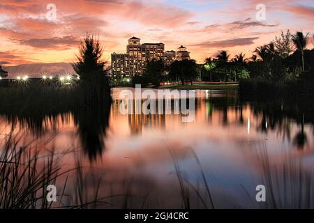 Baha Mar Resort Hotel nelle Bahamas durante il tramonto Foto Stock