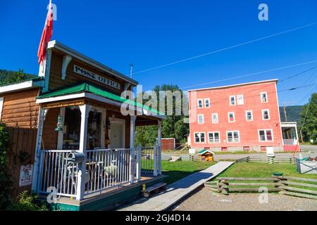 Coalmont, British Columbia, Canada - 28 agosto 2021: Il Coalmont Hotel nella piccola città di Coalmont, British Columbia, Canada. Coalmont è un piccolo Foto Stock