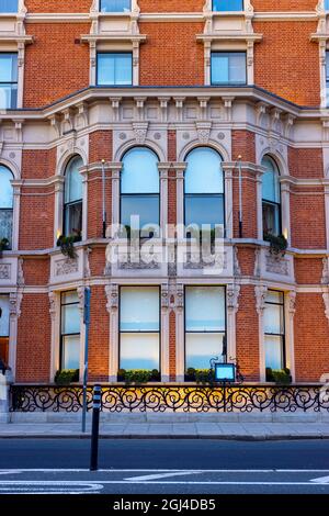 DUBLINO, IRLANDA - Mar 03, 2021: Una foto panoramica dell'edificio Shelbourne Hotel a Dublino, Irlanda, con pareti arancioni Foto Stock