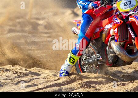 Close raccolto di moto da motocross sulla spiaggia Foto Stock