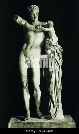 Hermes e il Dioniso infantile, noto anche come Ermes di Praxiteles o Ermes di Olympia, risale al IV secolo a.C. Questa antica scultura greca di Hermes e il neonato Dioniso fu scoperta nel 1877 nelle rovine del Tempio di Hera, Olympia, in Grecia. È esposto al Museo Archeologico di Olympia. Herm (plurale: Hermes), nella religione greca, si riferisce ad un oggetto sacro di pietra collegato al culto di Hermes, il dio della fertilità. Questi erano sormontati solitamente dalla testa barbata di Hermes (da qui il nome) o altra figura. Foto Stock