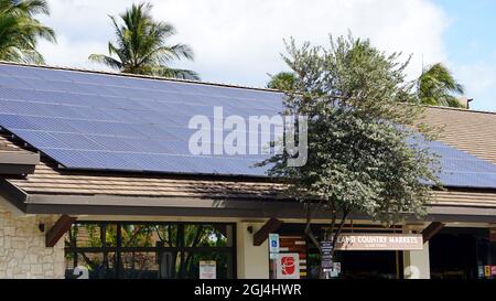 I pannelli solari sui tetti di Island Country Markets nelle Hawaii contribuiscono a compensare i costi dell'elettricità e forniscono una fonte di energia pulita. Foto Stock