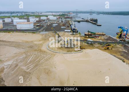 Cantiere di grandi serbatoi di olio industriali nel terminale di stoccaggio del petrolio Foto Stock