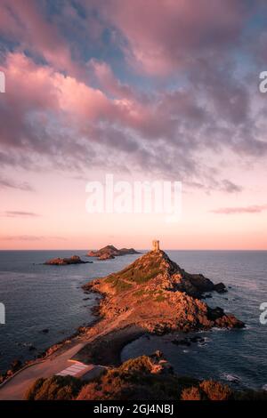 Alba sopra la torre genovese e faro a Pointe de la Parata e Les Iles Sanguinaires vicino Ajaccio in Corsica Foto Stock