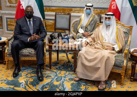 Kuwait City, Kuwait. 08 settembre 2021. Il Segretario della Difesa degli Stati Uniti Lloyd Austin III, a sinistra, ha un incontro bilaterale con l'emiro del Kuwait, Sheikh Nawaf al-Ahmad al-Jaber al-Sabah 8 settembre 2021 a Kuwait City, Kuwait. Credit: Chad McNeeley/DOD/Alamy Live News Foto Stock