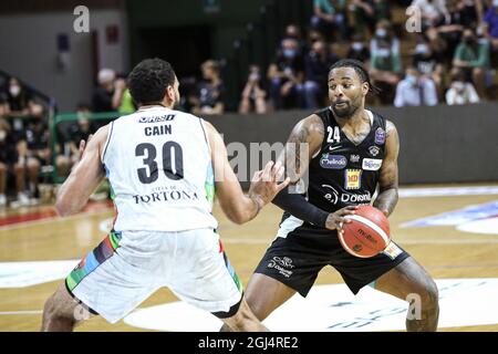 Italia. 08 settembre 2021. Debutto in casa per il team Dutthona Basket in Supercoppa Discovery vs Trento al PalaFerraris di Casale. Bertram Tortona vs Dolomiti energia Trentino 81 - 72. (Foto di Norberto Maccagno/Pacific Press) Credit: Pacific Press Media Production Corp./Alamy Live News Foto Stock