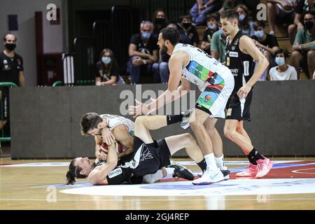 Italia. 08 settembre 2021. Debutto in casa per il team Dutthona Basket in Supercoppa Discovery vs Trento al PalaFerraris di Casale. Bertram Tortona vs Dolomiti energia Trentino 81 - 72. (Foto di Norberto Maccagno/Pacific Press) Credit: Pacific Press Media Production Corp./Alamy Live News Foto Stock