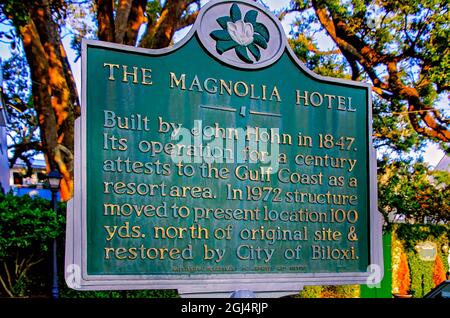 Di fronte al Magnolia Hotel, il 5 settembre 2021, a Biloxi, Mississippi, sorge uno storico indicatore. Foto Stock