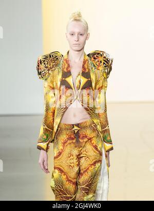 New York, Giappone. 08 settembre 2021. Model Walks pista per ThreeASFOUR durante la mostra della collezione 2022 agli Spring Studios di New York l'8 settembre 2021. (Foto di Lev Radin/Sipa USA) Credit: Sipa USA/Alamy Live News Foto Stock