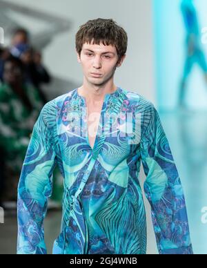 New York, Giappone. 08 settembre 2021. Model Walks pista per ThreeASFOUR durante la mostra della collezione 2022 agli Spring Studios di New York l'8 settembre 2021. (Foto di Lev Radin/Sipa USA) Credit: Sipa USA/Alamy Live News Foto Stock