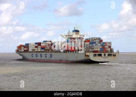 La nave Container COSCO Indonesia supererà Otterndorf sull'Elba il 15 giugno 2021 e proseguirà verso il Mare del Nord. Foto Stock