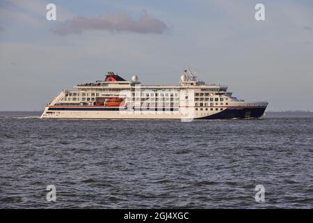 La nave da crociera Hanseatic Inspiration passerà Cuxhaven il 15 giugno 2021 sulla strada per il porto di Amburgo. Foto Stock