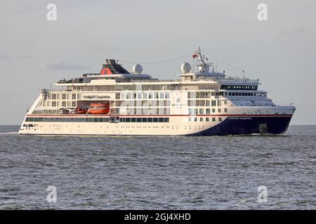 La nave da crociera Hanseatic Inspiration passerà Cuxhaven il 15 giugno 2021 sulla strada per il porto di Amburgo. Foto Stock