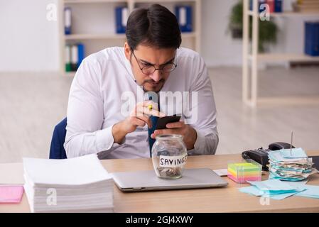 Giovane contabile nel concetto di pensione Foto Stock